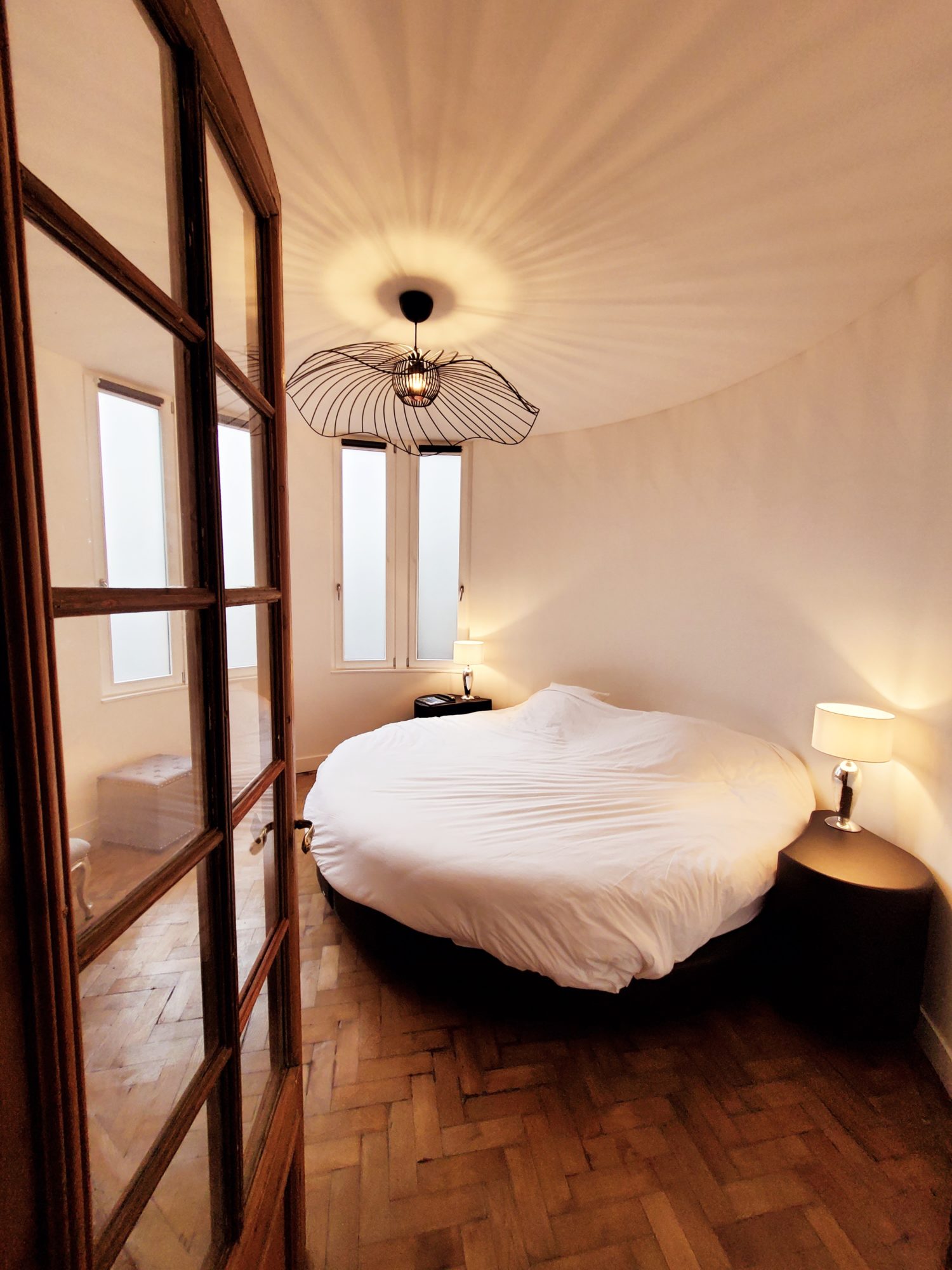 Lit rond dans la chambre ronde de la tourelle